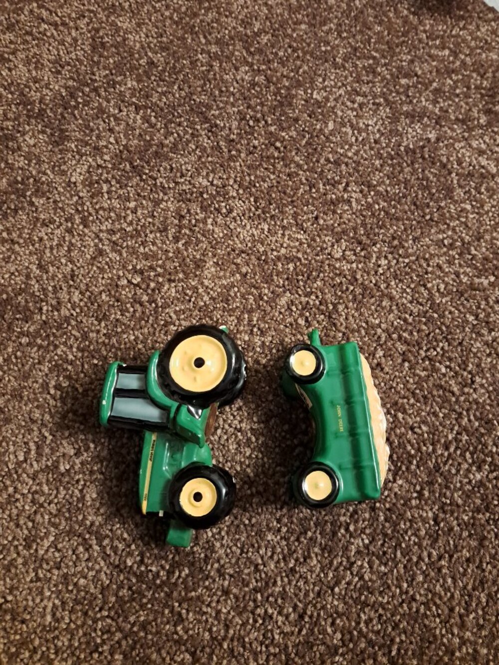 Vintage 1998 Enesco ceramic John Deere Tractor&Wagon Salt and Pepper Shaker Set - Picture 2 of 8